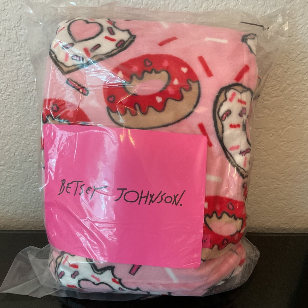 Betsey Johnson Donut Hearts Ultra Soft Plush Throw Blanket Pink Red White 50x70